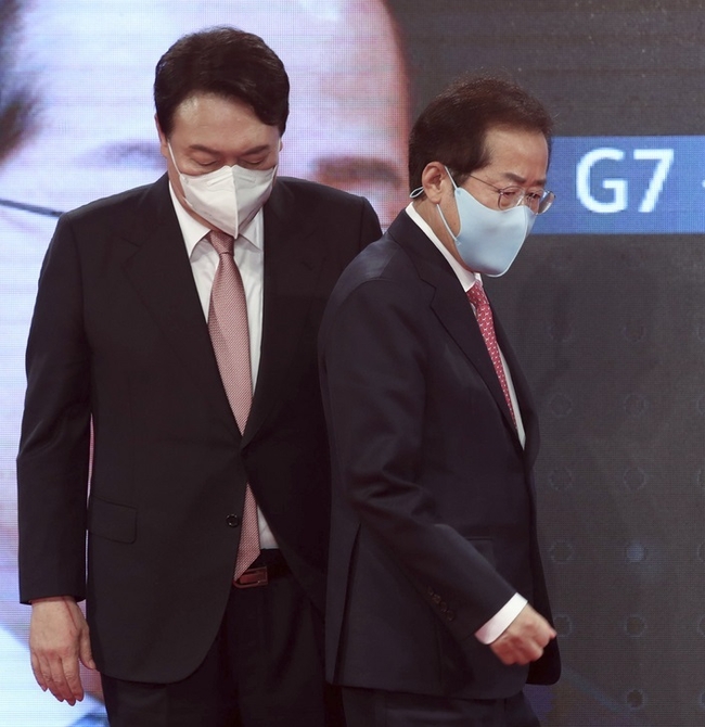 민의힘 윤석열, 홍준표 대선 경선 후보가 5일 오후 서울 용산구 백범김구기념관에서 열린 제20대 대통령 후보 선출을 위한 2차 전당대회에서 단상에 올라 자리하고 있다. (사진=뉴시스 제공)