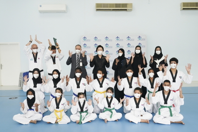 문재인 대통령과 함께 UAE를 순방 중인 김정숙 여사가 17일(현지시각) 아랍에미리트 두바이 샤르자 인도주의 복지센터를 방문해 청각 장애 태권도 수업 참관 후 기념촬영을 하고 있다.