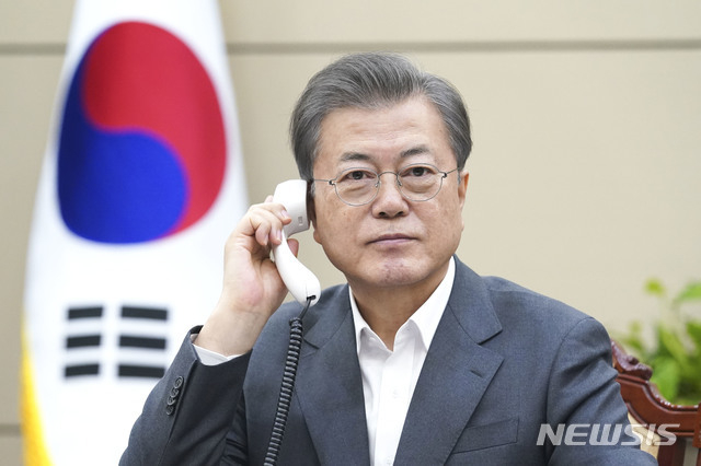 문재인 대통령이 5일 오후 청와대 여민관에서 모하메드 빈 자이드 알 나흐얀 아부다비 아랍에미리트(UAE) 왕세제와 전화 통화하고 있다. (사진=청와대 제공)
