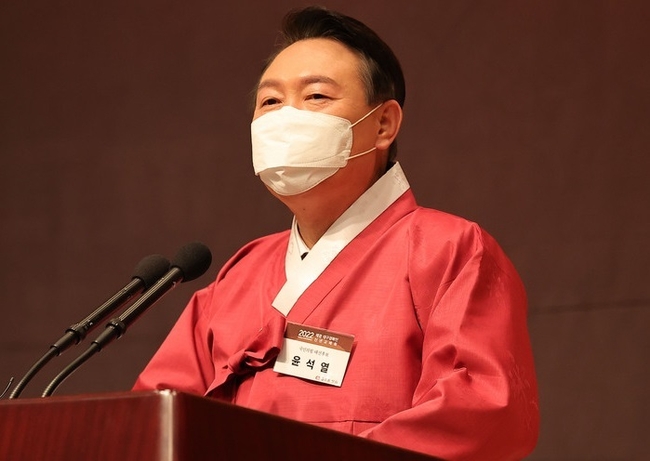 윤석열 국민의힘 대선후보가 지난 17일 서울 중구 프레스센터에서 열린 2022 재경 대구경북인 신년교례회에서 신년사를 하고 있다. (사진=뉴시스 제공)