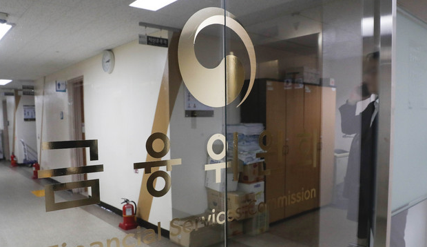 2020년 4월 23일 오후 서울 종로구 정부서울청사에서 금융위원회 직원들이 업무를 보고 있다.(사진=뉴시스 제공)