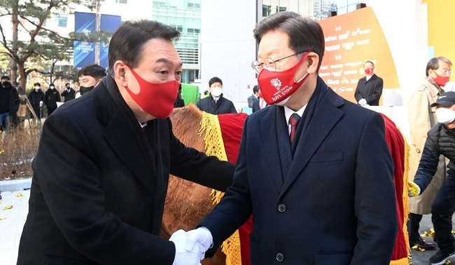 이재명 더불어민주당 대선 후보, 윤석열 국민의힘 대선 후보가 지난 3일 서울 여의도 한국거래소에서 열린 2022 증시대동제에 참석해 악수하고 있다.(사진=뉴시스 제공)