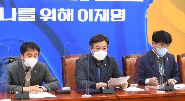 윤호중 더불어민주당 원내대표가 18일 서울 여의도 국회에서 열린 원내대책회의에서 발언하고 있다.(사진=뉴시스 제공)