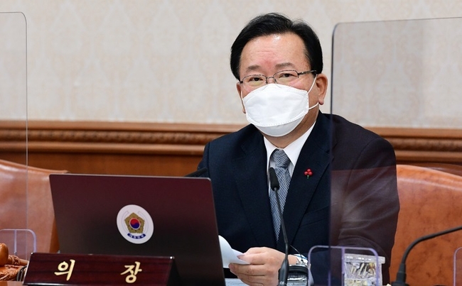 김부겸 국무총리가 18일 오전 서울 종로구 정부서울청사에서 서울-세종 영상으로 열린 국무회의를 주재하며 발언하고 있다. (사진=뉴시스 제공)