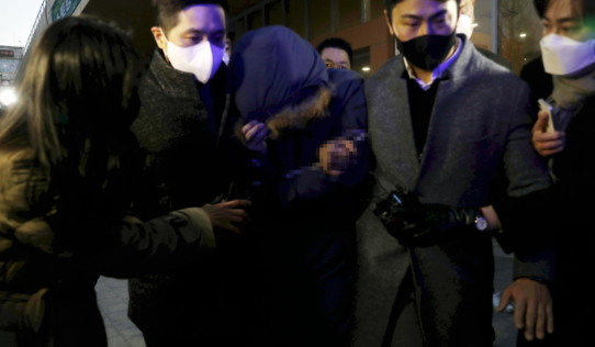 회삿돈 2,215억원을 횡령한 혐의를 받는 오스템임플란트 직원 이모씨가 지난 14일 서울강서경찰서에서 검찰로 송치되고 있다.(사진=뉴시스 제공)