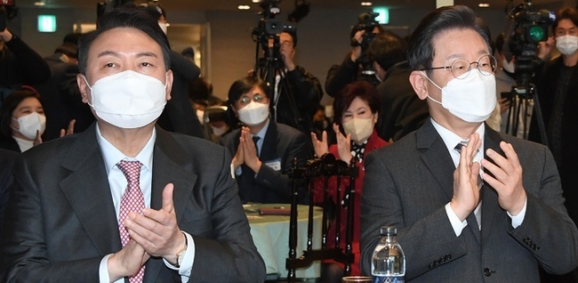  이재명(오른쪽) 더불어민주당, 윤석열 국민의힘 대선후보가 18일 서울 여의도 ccmm빌딩에서 열린 소상공인연합회 신년 하례식에 참석해 참석자들 소개에 박수를 치고 있다. (사진=뉴시스 제공)