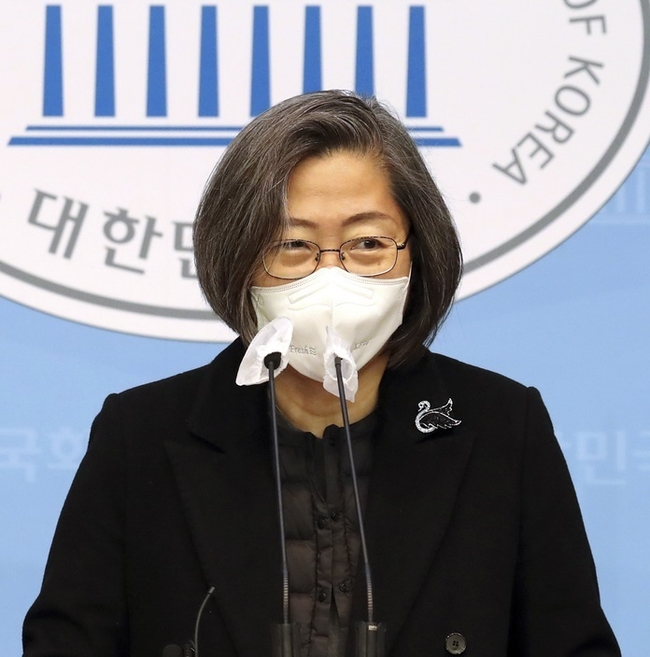  이수정 국민의힘 공동선대위원장이 지난해 12월 10일 국회 소통관에서 범죄피해자 지원제도 개선에 관한 공약을 발표하고 있다. (사진=뉴시스 제공)