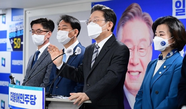 이재명 더불어민주당 대선후보가 18일 서울 여의도 민주당사에서 일자리 대전환 6대 공약을 발표하고 있다.(사진=뉴시스 제공)