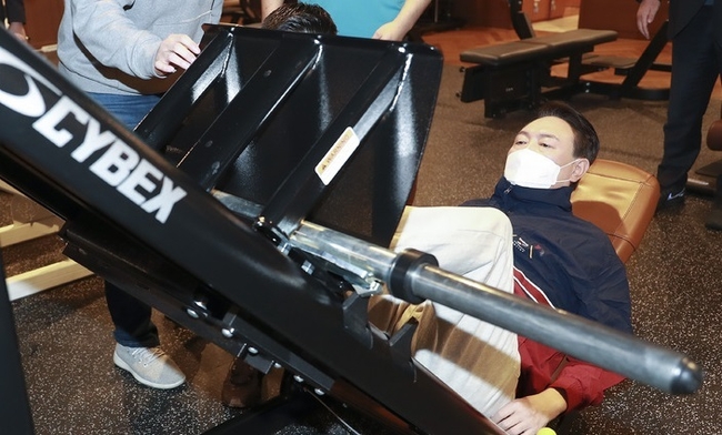 윤석열 국민의힘 대선 후보가 18일 서울 강남구 한 실내 피트니스 센터를 방문해 실내체육시설 종사자들과 간담회 마친 후 레그프레스를 하고 있다.(사진=뉴시스 제공)