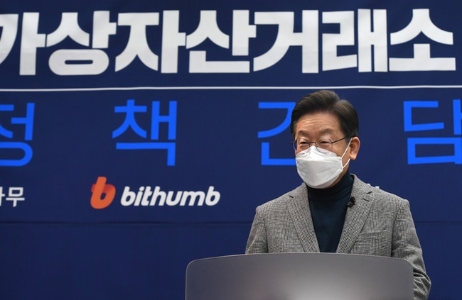 이재명 더불어민주당 대선 후보가 19일 서울 강남구 업비트 라운지에서 열린 가상자산 거래소 현장 간담회를 마친 후 가상자산 정책공약을 발표하고 있다.(사진=뉴시스 제공)
