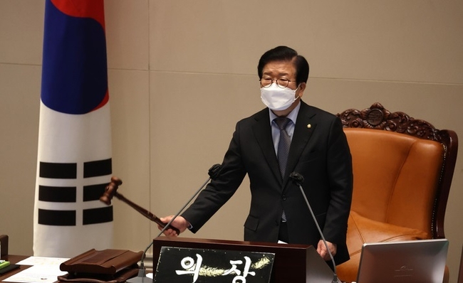 지난 11일 오후 서울 여의도 국회 본회의에서 박병석 국회의장이 의사봉을 두드리고있다. (사진=뉴시스 제공)