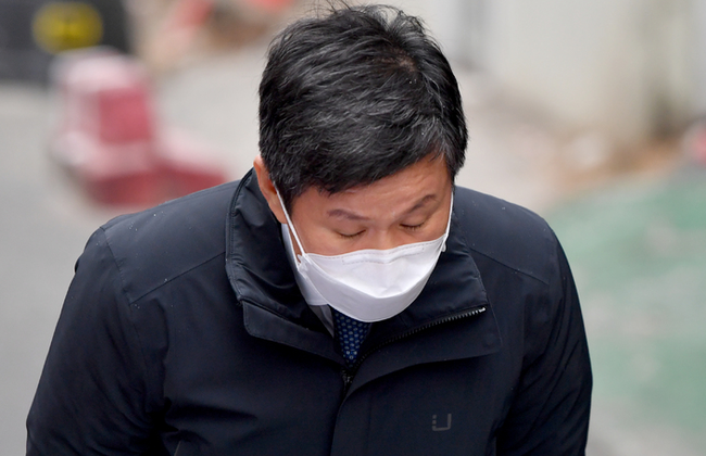 광주 서구 화정동 현대아이파크 신축 아파트 붕괴 사고 7일째인 17일 오후 정몽규 HDC현대산업개발 회장이 사퇴 직후 붕괴 사고 현장을 찾아 사과하며 고개를 숙이고 있다. 정 회장은 수습에 최선을 다하겠다고 밝혔다.(사진=뉴시스 제공)