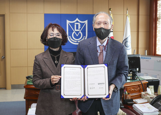왼쪽부터 최갑순 이사장 박재규 총장