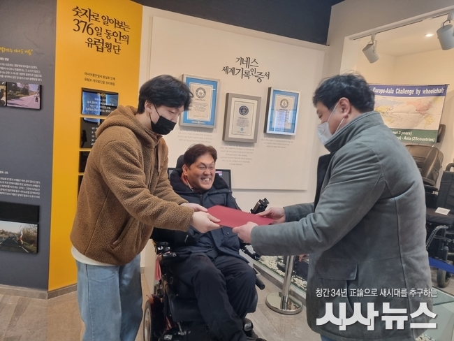 최창현기네스전시관 최창현 대표가 (주)황토 정진욱 대표에게 임명장을 전달하고 있다. 