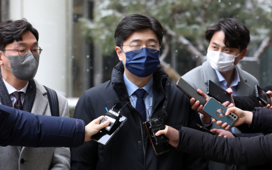 윤석열 국민의힘 대선후보의 부인 김건희 씨가 열린공감TV를 상대로 낸 방영금지 및 배포금지 가처분 사건의 심문기일이 열린 19일 오후 서울 서초구 서울중앙지방법원 앞에서 김 씨 측 홍종기 변호사가 심문을 마치고 나와 입장을 밝히고 있다.(사진=뉴시스 제공)