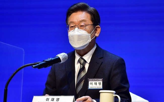 이재명 더불어민주당 대선 후보가 지난 19일 서울 강남구 한국과학기술회관에서 열린 '과학기술인이 묻고 대선후보가 답한다' 한국과학기술단체총연합회 초청 과학기술정책토론회에 참석해 기조연설을 하고 있다.(사진=뉴시스 제공)