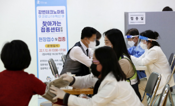 지난 12일 서울 광진구 강변테크노마트 5층에 마련된 코로나19 백신 찾아가는 접종센터에서 2차 접종 완료 후 3개월 지난 대상자들이 부스터샷을 맞기 위해 예진을 받고 있다.(사진=뉴시스 제공)