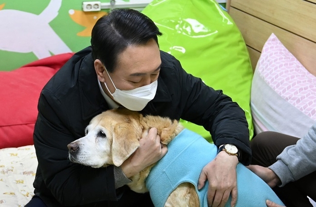 윤석열 국민의힘 대선 후보가 19일 경기도 용인시 처인구 삼성화재 안내견 학교를 방문해 은퇴한 안내견과 포옹하고 있다. (사진=뉴시스 제공)