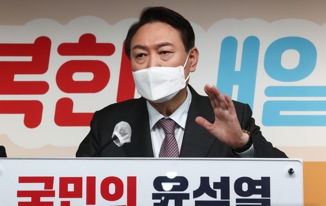 윤석열 국민의힘 대선 후보가 20일 서울 여의도 당사에서 내게 힘이 되는 세 가지(연말정산-반려동물-양육지원) 생활공약을 발표한 후 취재진 질문에 답변하고 있다.(사진=뉴시스 제공)