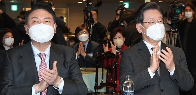 이재명(오른쪽) 더불어민주당, 윤석열 국민의힘 대선후보가 18일 서울 여의도 ccmm빌딩에서 열린 소상공인연합회 신년 하례식에 참석해 참석자들 소개에 박수를 치고 있다.(사진=뉴시스 제공)