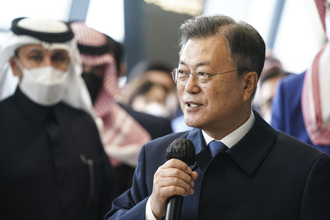 문재인 대통령이 19일(현지시간) 삼성물산이 주도적으로 참여해 건설중인 리야드 메트로 프린세스 노라 여자대학 1번역을 방문해 발언하고 있다. (사진=뉴시스 제공)