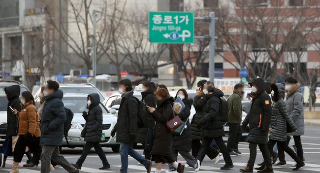 지난 5일 오전 서울 종로구 광화문네거리에서 두꺼운 옷을 입은 시민들이 출근하고 있다. (사진=뉴시스 제공)