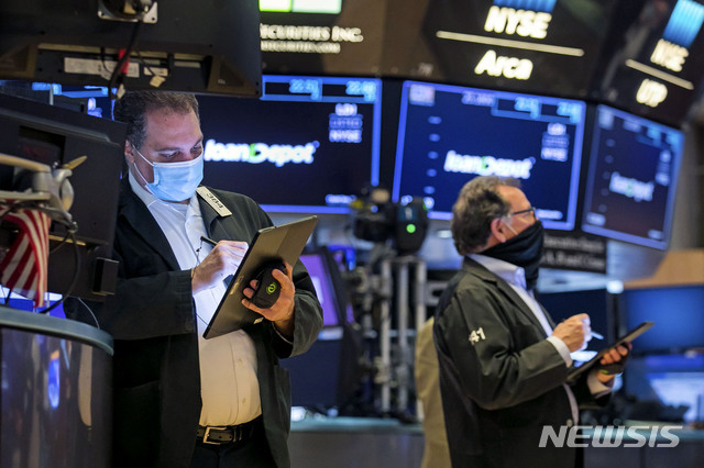 22일(현지시간) 뉴욕증권거래소(NYSE)에서 트레이더들의 모습. (사진=뉴시스 제공)<br>
