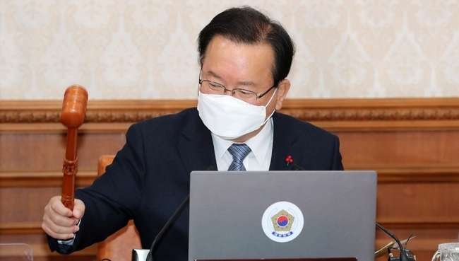 김부겸 국무총리가 21일 오전 서울 종로구 정부서울청사에서 열린 추경 임시 국무회의를 주재하며 의사봉을 두드리고 있다. 이날 국무회의에서는 14조원 규모의 추경안을 심의 의결 헀다. (사진=뉴시스 제공)