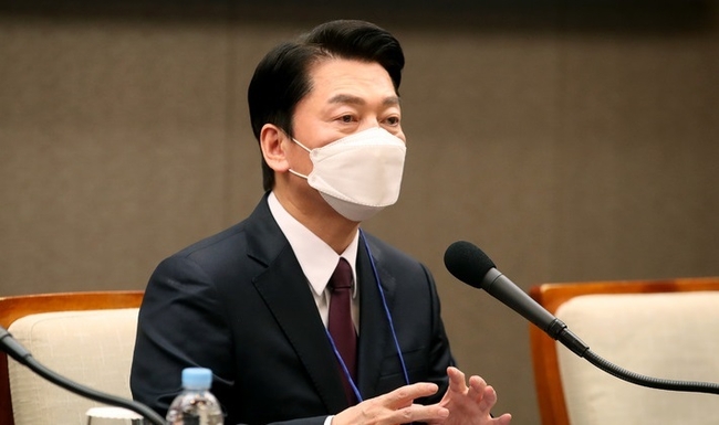 안철수 국민의당 대선후보가 20일 오후 서울 중구 프레스센터에서 열린 '제20대 대통령선거 후보자초청 대토론회-차기정부운영, 대통령 후보에게 듣는다'에 참석해 패널의 질문에 답하고 있다. (사진=뉴시스 제공)