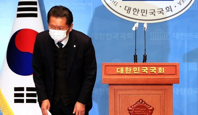  국립공원 내 사찰 문화재 관람료 징수를 두고 '봉이 김선달'에 비유 논란을 일으킨 정청래 더불어민주당 의원이 21일 오후 여의도 국회의사당 소통관에서 논란 발언에 사과를 하고 있다. (사진=뉴시스 제공)