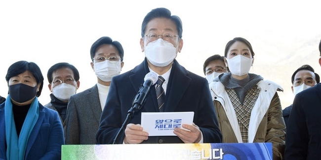 이재명 더불어민주당 대선 후보가 21일 서울 은평한옥마을에서 글로벌 경제·문화 수도로 육성하기 위한 서울 지역 공약 발표를 하고 있다.(사진=뉴시스 제공)