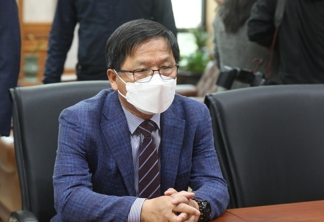 조해주 중앙선거관리위원회 상임위원이 7일 오후 경기 과천시 중앙선거관리위원회를 항의 방문한 국민의힘 의원들과 대화를 나누고 있다. 선관위가 투표소에 공고한 오세훈 국민의힘 서울시장 후보 배우자의 납세액 정정 공고에 따르면 최근 5년간 오 후보 배우자의 납세액은 1억1997만9000원이나 선관위에 신고한 액수는 1억1967만7000원으로 실제로는 30만2000원을 더 냈다. 이에 국민의힘은 선관위가 '누락'이라는 표현을 써 유권자들에게 오 후보가 세금을 누락했다는 오해의 소지를 남겼고 이는 선관위가 오 후보의 낙선운동을 한 것이라고 주장했다.(사진=뉴시스 제공)