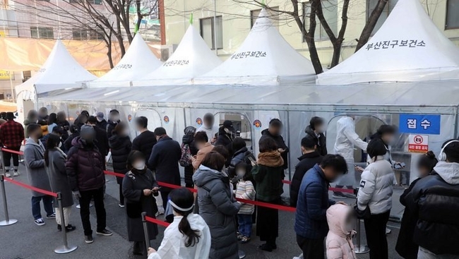 지난 20일 오후 부산진구보건소 선별진료소를 찾은 시민들이 진단검사를 받기 위해 길게 줄을 선 채 차례를 기다리고 있다.