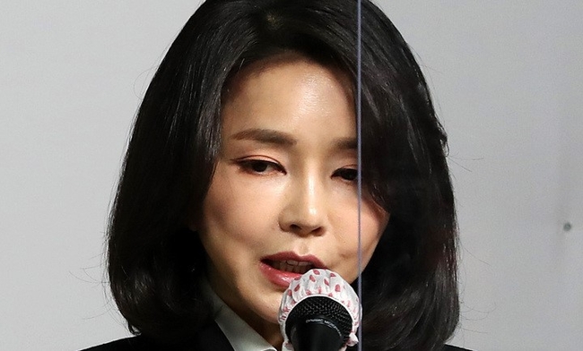 윤석열 국민의힘 대선 후보의 부인 김건희 코바나컨텐츠 대표가 26일 서울 여의도 국민의힘 당사에서 자신의 허위 이력 의혹과 관련해 입장문을 발표하고 있다.