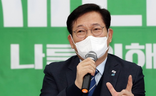  더불어민주당 송영길 대표가 21일 오전 부산 연제구 부산시당에서 열린 중앙선대위 회의에 참석해 모두발언을 하고 있다.