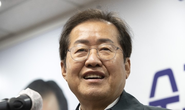 국회사진기자단 = 홍준표 국민의힘 의원이 8일 서울 여의도 캠프 사무실에서 열린 캠프 해단식에서 발언하고 있다.