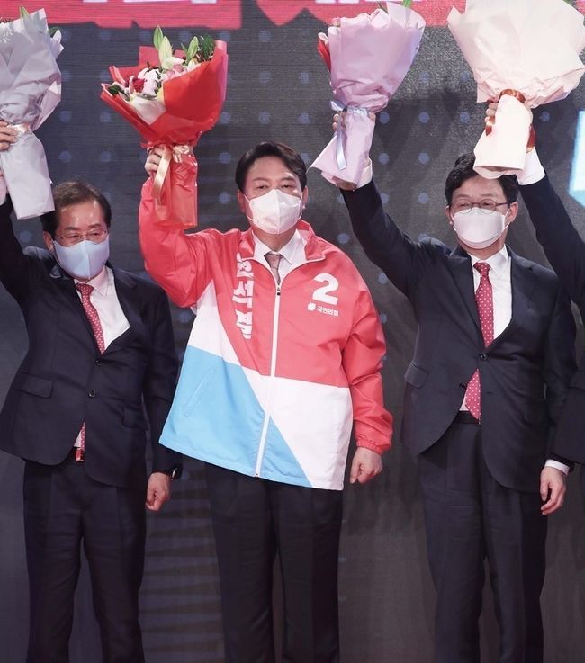 국회사진기자단 = 윤석열 국민의힘 대통령 후보가 5일 오후 서울 용산구 백범김구기념관에서 열린 제2차 전당대회에서 대선 후보에 최종 선출된 후 꽃다발을 들고 인사하고 있다.