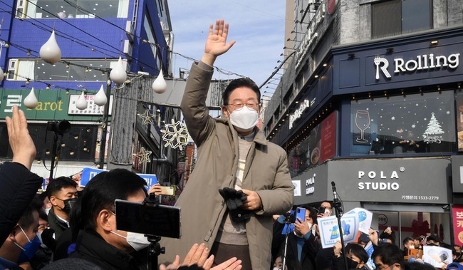  이재명 더불어민주당 대선 후보가 23일 오전 경기 수원시 매산로 테마거리에서 열린 '매타버스' 수원, 민심속으로! 행사에 참석해 지지자들에게 손을 흔들고 있다.