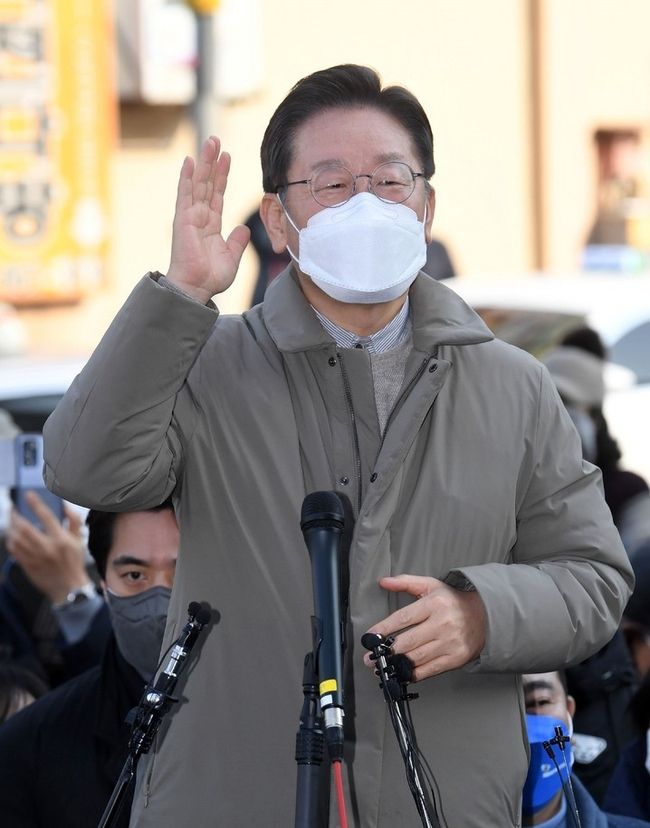 이재명 더불어민주당 대선 후보가 23일 경기 평택시 평택역광장에서 열린 '매타버스' 평택, 민심 속으로! 행사에서 시민들과 만나 연설을 하고 있다.