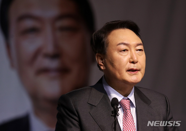 윤석열 국민의힘 대선 후보가 22일 세종 비오케이아트센터에서 열린 세종 선대위 필승 결의대회에서 연설하고 있다. 2022.01.22. (사진/뉴시스)