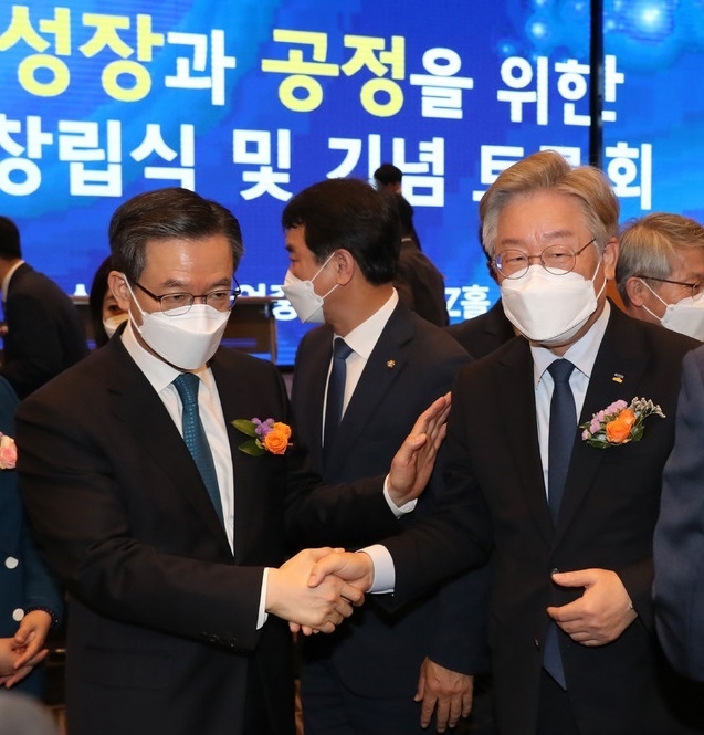 이재명(오른쪽) 경기도지사와 `성공포럼' 고문을 맡고 있는 정성호 의원이 20일 서울 여의도 중소기업중앙회에서 열린 `대한민국 성장과 공정을 위한 국회 포럼' 창립총회에서 악수하고 있다.(사진=뉴시스 제공)