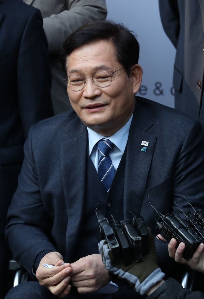 송영길 더불어민주당 대표가 지난 21일 서울 조계사에서 열린 전국승려대회에서 발언하려다 승려들의 비판 여론에 막힌 뒤 입장을 밝히고 있다.(사진=뉴시스 제공)