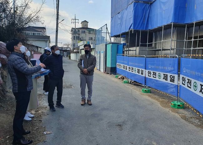 지난해 12월 청렴지킴이 활동으로 남지읍 유채마을 희망나래터 신축공사 현장을 살펴보고 있다.