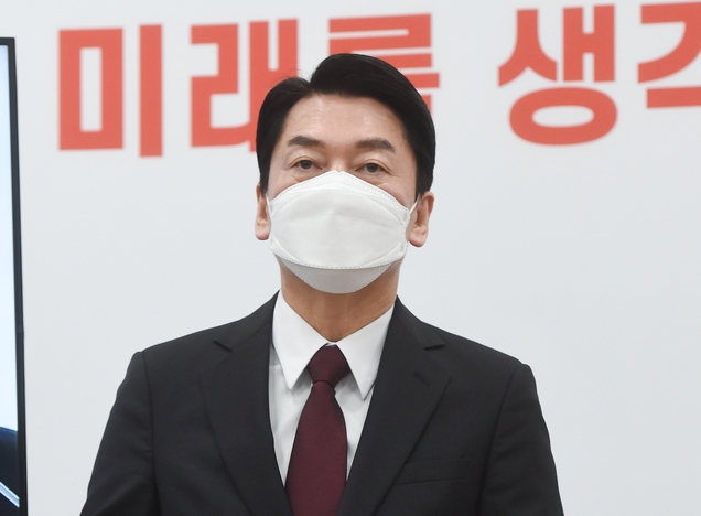 안철수 국민의당 대선 후보가 25일 서울 여의도 국회에서 신년 기자회견을 하고 있다. / 사진=뉴시스 제공
