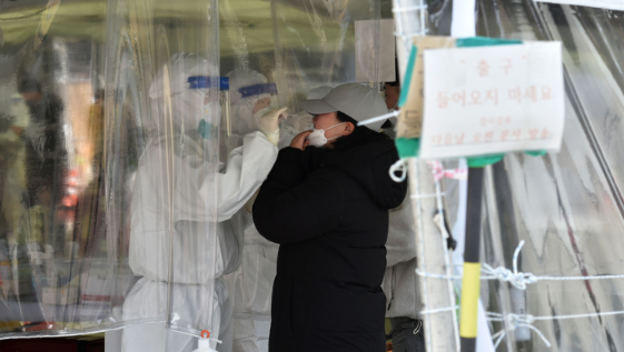 오미크론 변이 확산세가 여전한 가운데 코로나19 신규 확진자가 7,630명으로 집계된 23일 오후 대구 중구 국채보상운동기념공원에 마련된 임시선별검사소에서 시민들이 코로나19 진단검사를 받고 있다. (사진=뉴시스 제공)