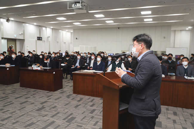 석유공사 혁신토론회에서 참가자가 발표하고 있다