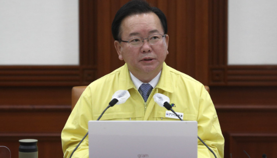 김부겸 국무총리가 21일 오전 서울 종로구 정부서울청사에서 열린 코로나19 중앙재난안전대책본부(중대본) 회의에 참석해 발언하고 있다.(사진=뉴시스 제공)