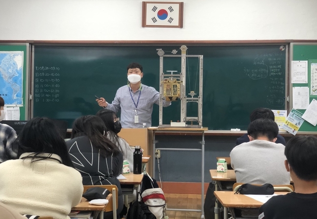 한국승강기안전공단이 진로교육 활성화에 이바지한 공로로 교육부장관 표창을 수상했다. 사진은 공단의 교육기부 프로그램인 ‘미래의 승강기 꿈을 잡아라’ 교육 장면.