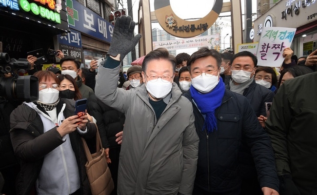 이재명 더불어민주당 대선 후보가 25일 경기 구리전통시장을 방문해 윤호중 원내대표와 시민들과 인사하고 있다. (사진=뉴시스 제공)