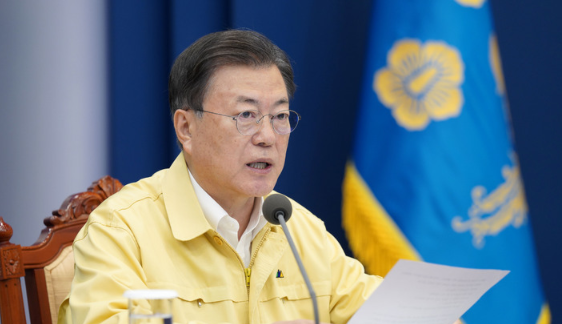 문재인 대통령이 지난해 11월29일 청와대 여민관 영상회의실에서 열린 코로나19 대응 특별방역점검회의에 참석해 발언하는 모습.(사진=뉴시스 제공)